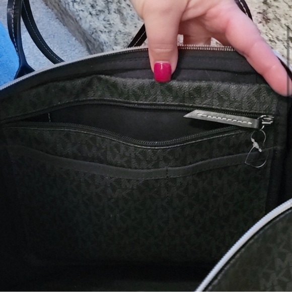 MICHAEL KORS TRAVEL LARGE TOP ZIP TOTE - Picture 8 of 9